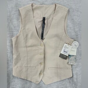 Vuori Coastline Vest. Color Milkweed. Size small.